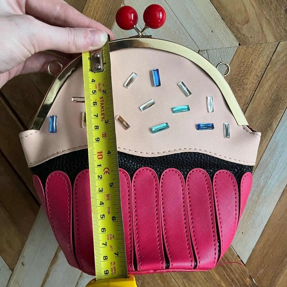Super cute cupcake purse with gem detailing - Picture 5 of 6